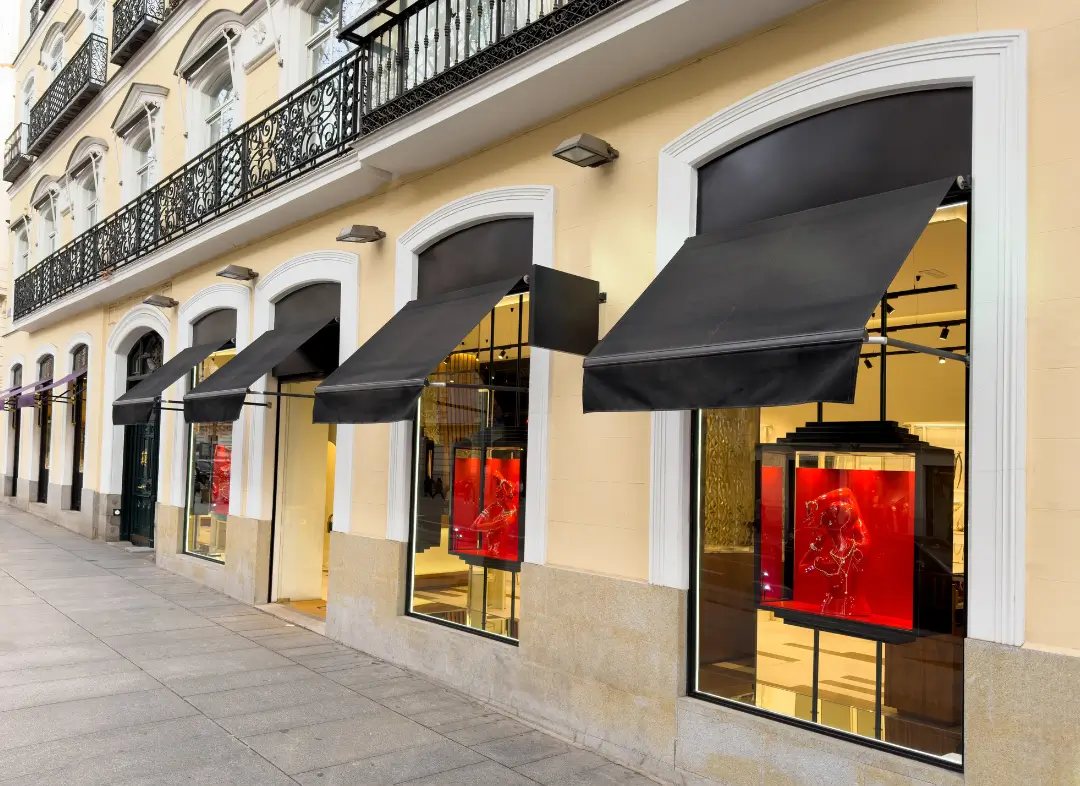 Façade vitrine de magasin en aluminium sur mesure à Villeneuve-lès-Avignon